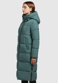 Palton lung de puf teal cu glugă, cu fermoar frontal, buzunare laterale și model quilted orizontal. Fabricat dintr-un material neted, rezistent la apă.
