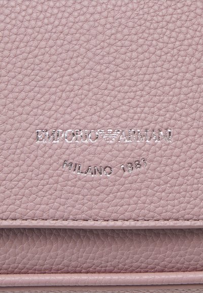 Roze gestructureerde leren portemonnee met reliëf "Emporio Armani" logo en "Milano 1981" detail in zilver. Slank ontwerp met gestikte accenten.