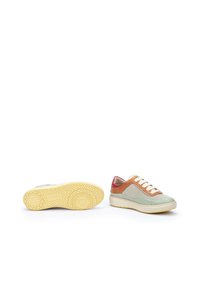 Zapatillas de malla con parte superior en verde menta y crema, acentos en naranja y rosa, cordones blancos y suela texturizada de un amarillo pálido.