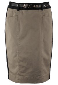 Jupe beige jusqu'au genou avec des panneaux latéraux noirs, des poches avant et une ceinture noire cloutée avec une boucle argentée.