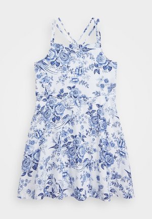 Weißes ärmelloses Kleid mit blauem Blumen- und Vogeldruck, mit überkreuzten Trägern und ausgestelltem Rock.