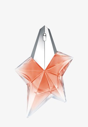 Parfümflasche in Form eines Sterns mit hellrosa Flüssigkeit und einem silbernen Sprühkopf auf weißem Hintergrund.