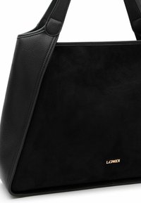 Schwarze Leder- und Wildleder-Handtasche in trapezförmigem Design mit einem goldenen Logo-Akzent. Glatte Textur mit kontrastierendem mattem Finish. Verstellbare Träger.