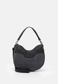 Grå läderaxelväska med en strukturerad panel, rundad topp och justerbar rem. Har en kombination av släta och vadderade ytor.