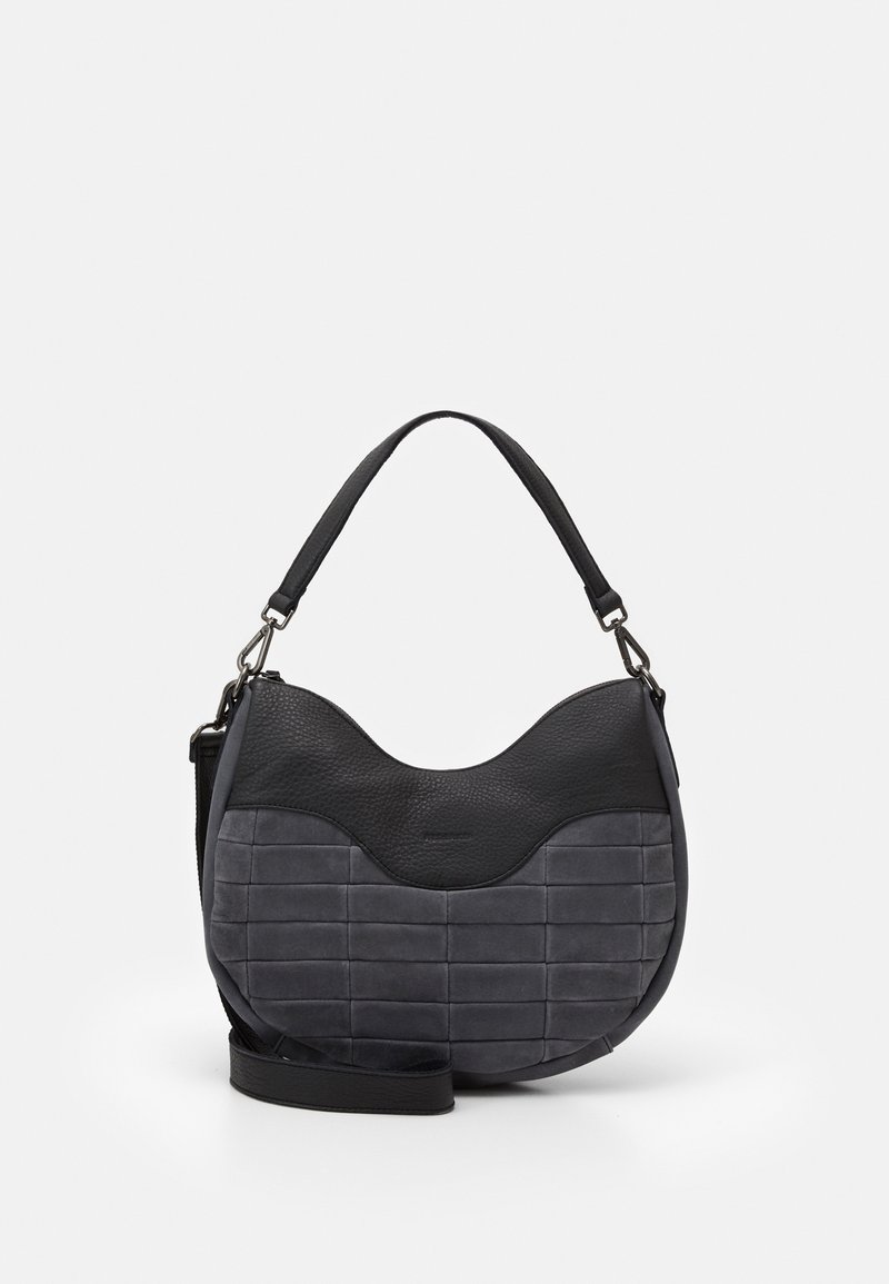 Šedá kožená taška přes rameno s texturovaným panelem, zaoblenýmvrchem a nastavitelným popruhem. Obsahuje kombinaci hladkých a polstrovaných ploch.