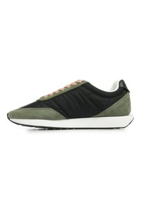 Zapatillas con parte superior de nailon negro, superposiciones de ante verde, cordones rosas y suela de goma blanca; diseño de punta redonda y collar acolchado.
