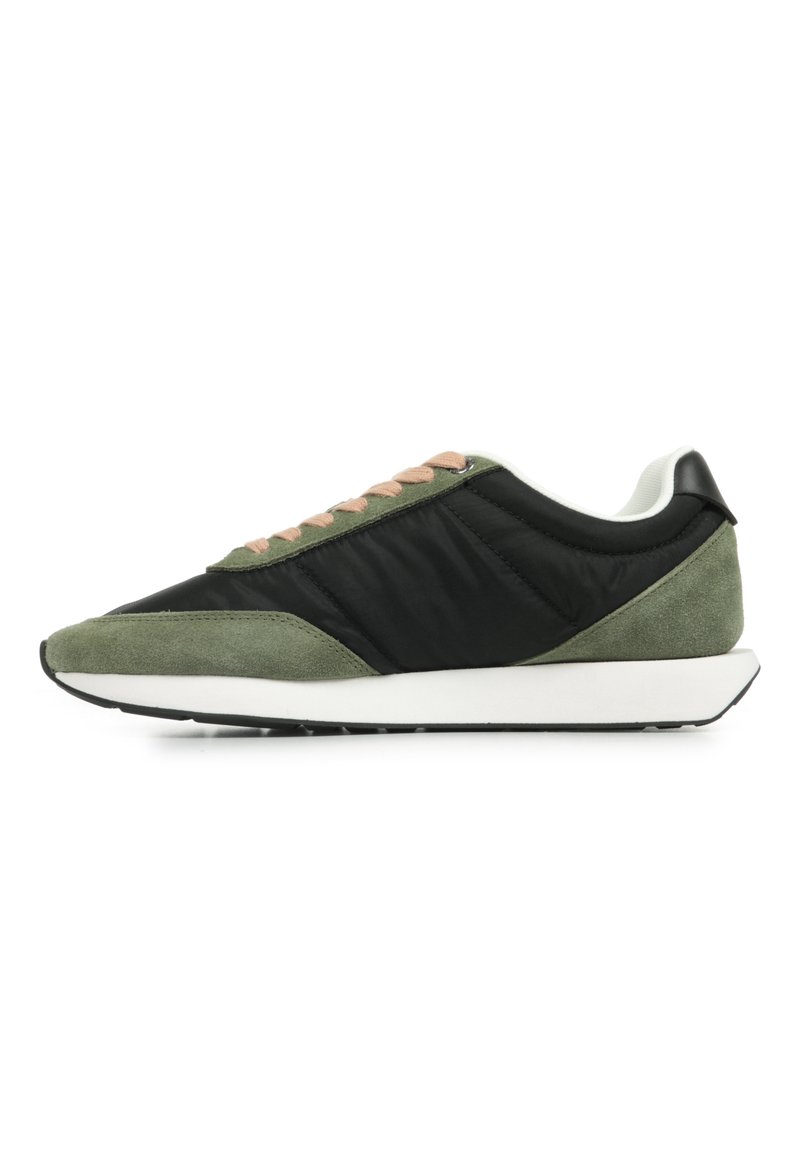 Zapatillas con parte superior de nailon negro, superposiciones de ante verde, cordones rosas y suela de goma blanca; diseño de punta redonda y collar acolchado.
