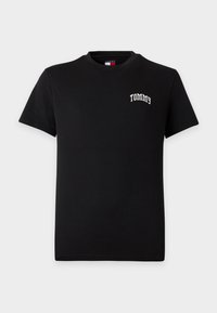 Μαύρο κοντομάνικο T-shirt με λευκό κείμενο "TOMMY" στην αριστερή πλευρά του στήθους και μικρή ετικέτα με τη σημαία Tommy Hilfiger μέσα στο λαιμό.