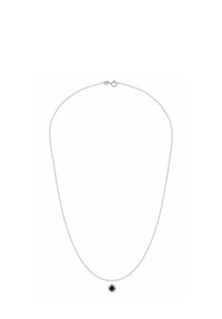 Strieborný retiazkový náhrdelník s kruhovým príveskom so tmavým kameňom, zasadeným v textúrovanom ráme; elegantný, minimalistický dizajn.