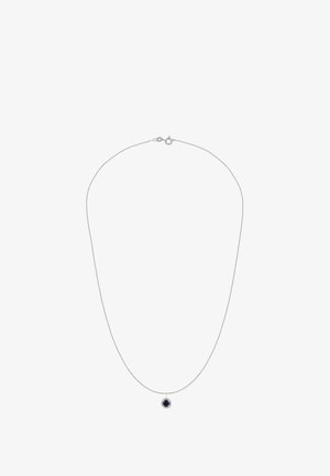 Sølvkæde med rund vedhæng med en mørk sten, sat i en tekstureret kant; slankt, minimalistisk design.