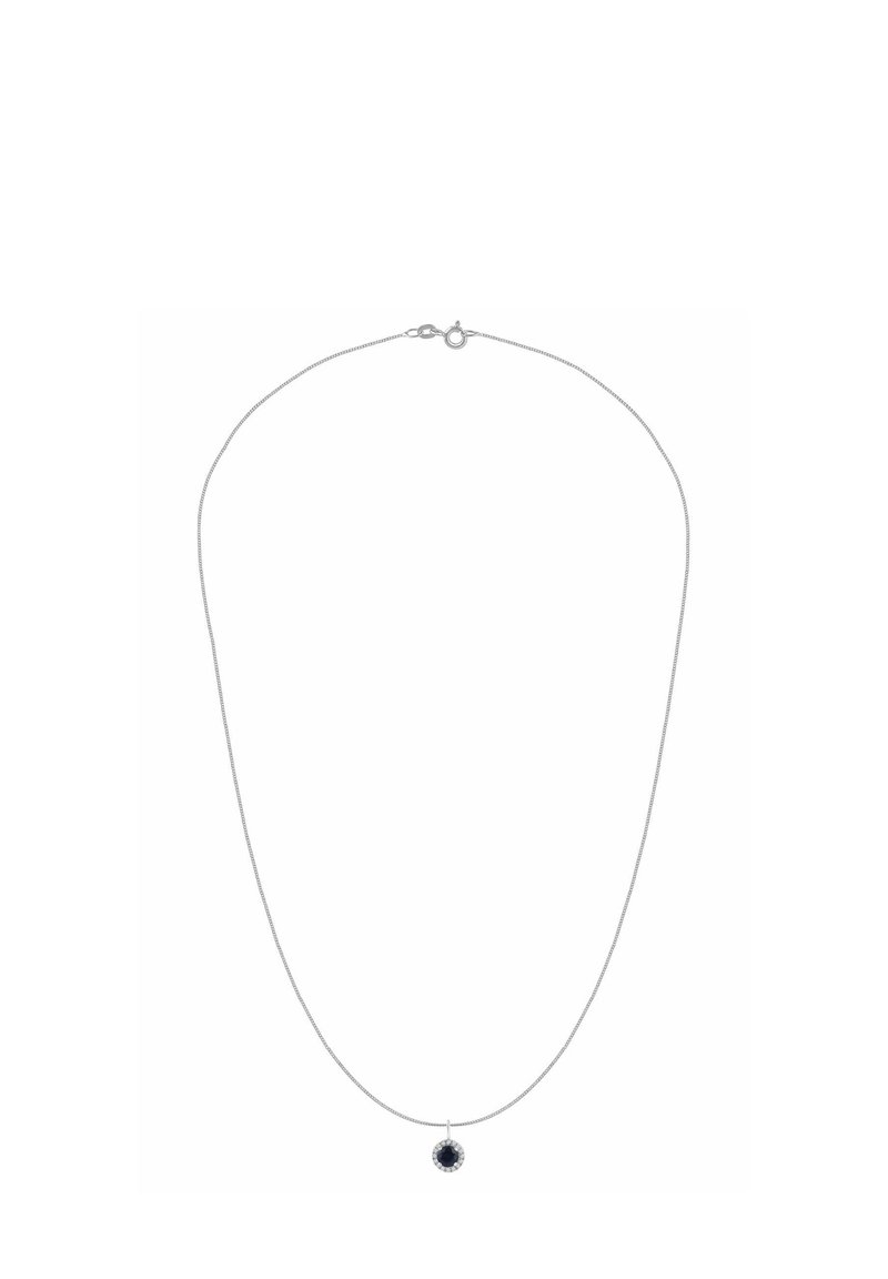 Strieborný retiazkový náhrdelník s kruhovým príveskom so tmavým kameňom, zasadeným v textúrovanom ráme; elegantný, minimalistický dizajn.