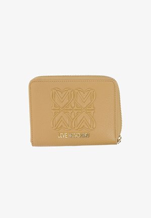 Portafoglio in pelle tan con design del logo embossato, chiusura zip e finiture in tono oro. Texture liscia con forma rettangolare.