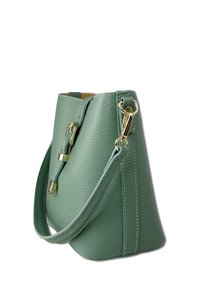 Groene leren tas met een licht taps toelopende vorm, voorzien van gouden hardware, een afneembare schouderband en zichtbare stikdetails.