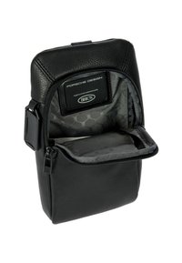 Sac en cuir noir en bandoulière avec un extérieur texturé, fermeture éclair et un intérieur gris à motif hexagonal. Comprend une étiquette de marque à l'intérieur.