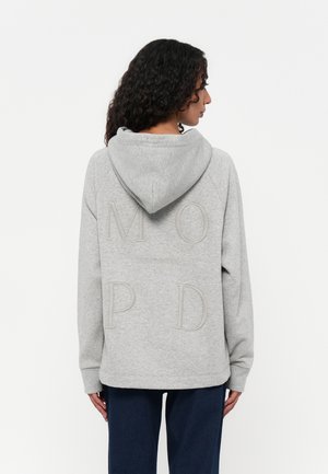 Grijze hoodie met een grote capuchon, raglanmouwen en getextureerde geborduurde letters "M O P D" op de achterkant. Zachte katoenmix.