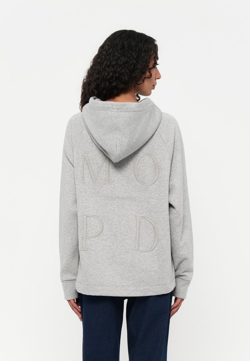 Grijze hoodie met een grote capuchon, raglanmouwen en getextureerde geborduurde letters "M O P D" op de achterkant. Zachte katoenmix.