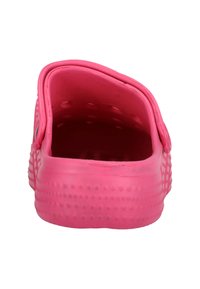Rosa Gummischuhe mit strukturierter Oberfläche und Belüftungslöchern. Offenes Design mit runden Zehen und robuster Sohle.