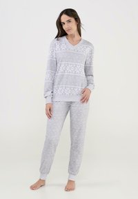 Conjunto de pijama gris con una parte superior de manga larga que presenta un escote en V, un patrón floral y pantalones a juego con puños elásticos y puntos blancos dispersos.