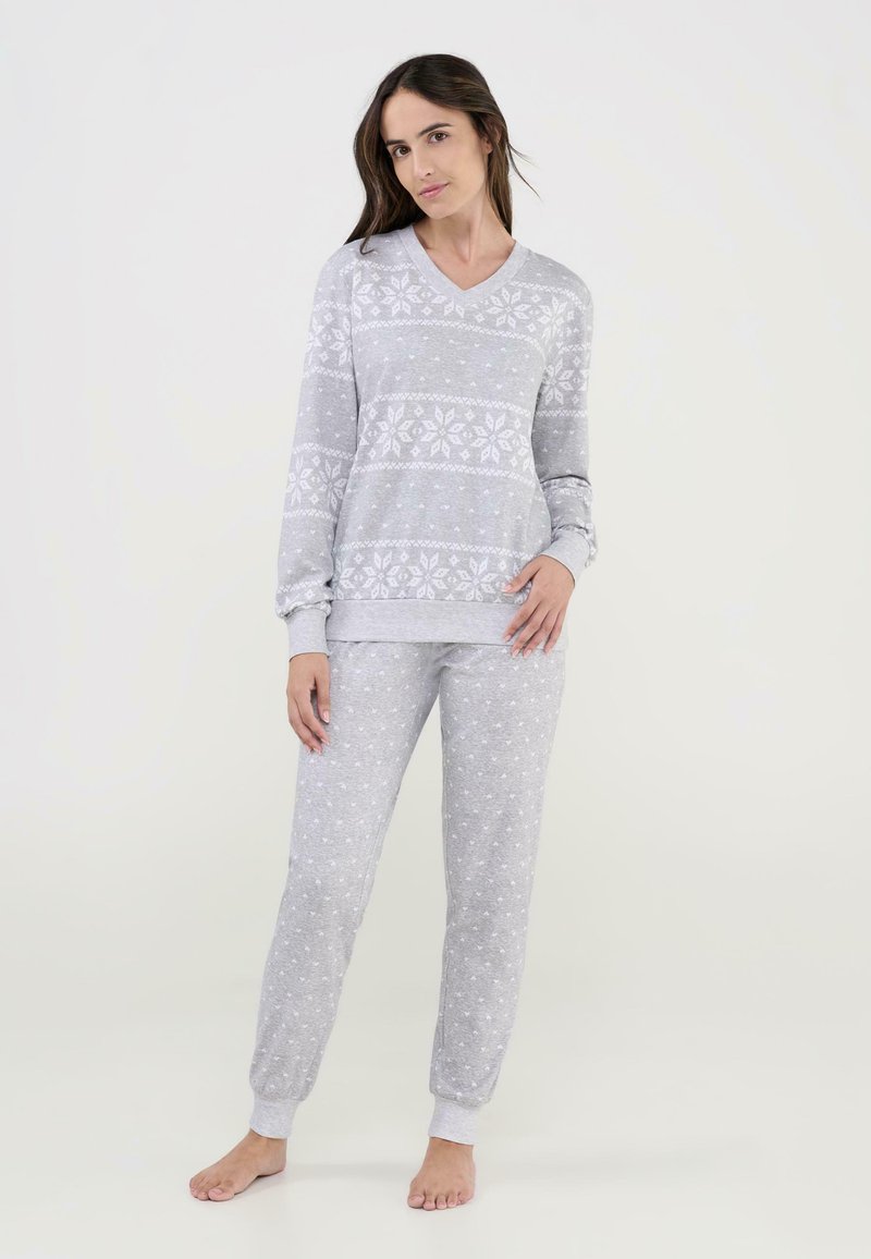 Conjunto de pijama gris con una parte superior de manga larga que presenta un escote en V, un patrón floral y pantalones a juego con puños elásticos y puntos blancos dispersos.
