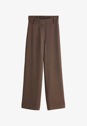 Bruine broek met wijde pijpen, elastische tailleband, riemlussen en een verborgen sluiting aan de voorkant, plat gelegd op een witte achtergrond.