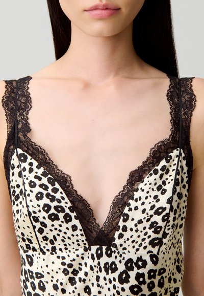 Vestido de estampado de leopardo con escote en V profundo, ribete de encaje negro y tirantes finos, que presenta una textura de tela suave y lisa.