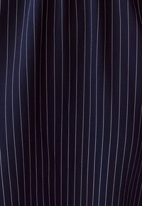 Ikke valgt, navy pinstripe
