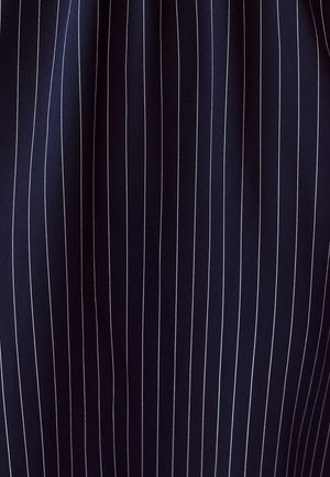 Tissu bleu marine avec des rayures verticales blanches, présentant une texture lisse et un design ajusté. Convient pour des vêtements formels ou professionnels.