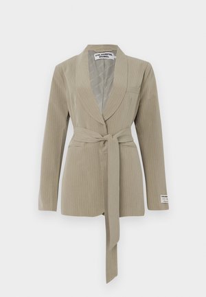 Beige Blazer mit Nadelstreifen, einem Schalkragen, einer einzelnen Tasche und einem gebundenen Gürtel in der Taille. Weicher Stoff mit glatter Textur.