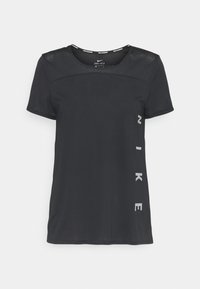 Svart atletisk t-shirt tillverkad av lätt och andningsbart material. Har nätpaneler på axlarna och "NIKE" tryckt vertikalt i grått på sidan.