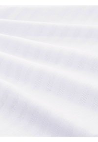 Baltas tekstūruotas audinys su subtiliais įstrižais raštais ir smulkiais perforavimais, suteikiantis švelnų, kvėpuojantį įvaizdį.