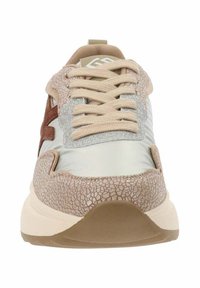 Sneaker con tomaia texturizzata beige e marrone, dettagli in argento e suola beige chiara. Presentano lacci rotondi e linguetta imbottita.