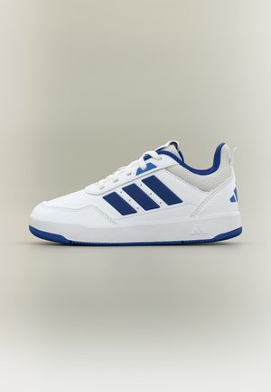 Λευκό και μπλε αθλητικό παπούτσι Adidas με τρεις ρίγες, κορδόνια μπροστά, δίχτυ στο κολάρο και λάστιχο στη σόλα, απεικονίζεται σε πλάγια όψη σε ουδέτερο φόντο.