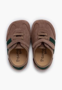 Chaussures en daim marron avec une bande en feutre vert, design à bout arrondi et bride ajustable. Intérieur doux avec la marque "Pisamon".