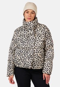 Kurtka puchowa w wzór panterki z wysokim kołnierzem, wykonana z błyszczącego materiału. Posiada pudełkowy kształt i detale z guzikami.