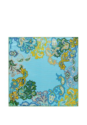 Blauer Stoffhintergrund mit kleinen weißen Punkten und kunstvollen floralen Paisley-Mustern in Grün, Gelb, Beige und Blau an den Rändern.