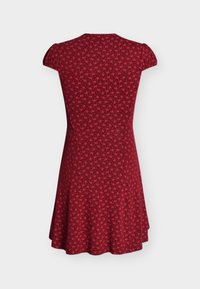 Rode jurk met korte mouwen en kleine bloemenprint, met een aansluitende taille en uitlopende rok, licht uitlopende zoom, gezien van achteren.