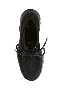 Czarne zamszowe trampki z grubą gumową podeszwą, okrągłym noskiem i okrągłymi sznurówkami. Posiadają wykończenie szwów oraz logo na wkładce.