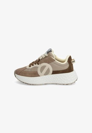 Sneaker in suede e rete marrone con suola bianca testurizzata, caratterizzata da un grande logo beige e lacci di colore chiaro.