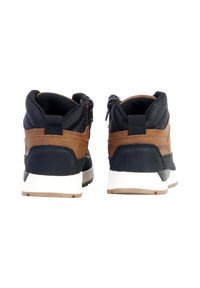 Las zapatillas deportivas en negro y marrón presentan un upper texturizado, un collar acolchado, un cierre con cremallera y una suela de goma blanca con un acento en color marrón.