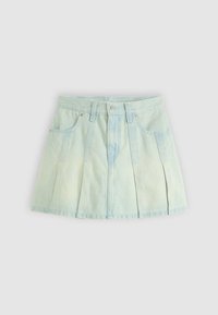 Mini-jupe en denim bleu clair plissée avec fermeture à boutons sur le devant et passants pour ceinture, présentée sur un fond clair uni.