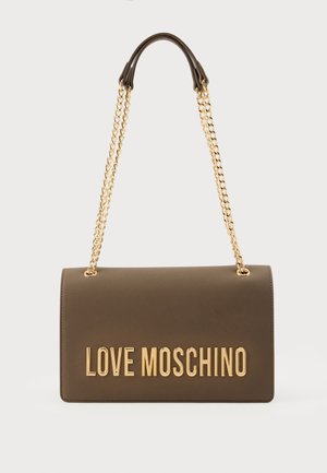 Кафява дамска чанта Love Moschino със златна верижка и златист надпис отпред на клапата.
