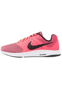Chaussures de course Nike avec une tige en maille rose ornée de accents noirs et d'une semelle blanche contrastante, conçues pour le confort et la respirabilité.