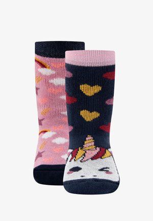 Stricksocken: eine rosa Socke mit Wolken und Regenbögen, eine marineblaue Socke mit Herzen und einem Einhorn-Motiv. Weicher Textil, kontrastierende Farben.
