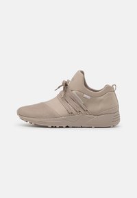 Beige Sport Schuh mit einem strukturierten Strick-Obermaterial, glatten synthetischen Akzenten und einer Schlaufe, ausgestattet mit elastischen Schnürsenkeln und einer gepolsterten Sohle.