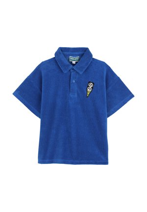 Polo en éponge bleue à manches courtes avec un patch sur la poitrine gauche représentant deux visages de panda sur un cône de glace.