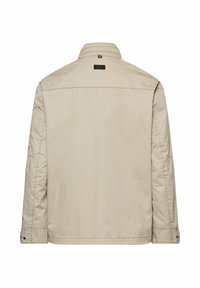 Beige Herrenjacke mit langen Ärmeln, Stehkragen, knöpfbaren Manschetten und einem kleinen rechteckigen schwarzen Etikett nahe dem oberen Rücken.