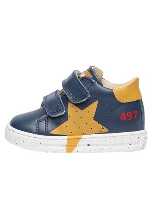 Sneakers in pelle blu navy per bambini, con design a stella gialla, cinturini in Velcro e suola bianca maculata. Presentano il numero rosso "497" sul lato.