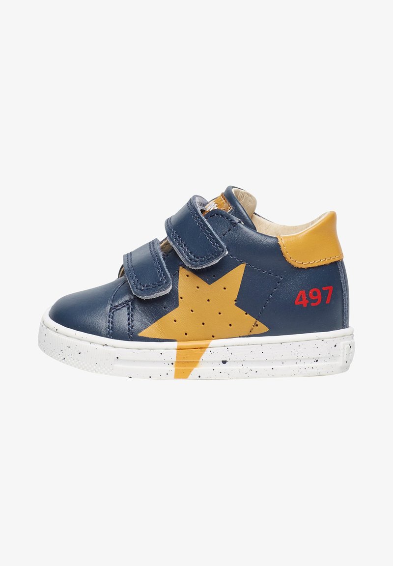Scarpa in pelle blu navy con design a stella gialla, due cinturini in velcro, numero rosso 497 sul tallone e suola testurizzata con macchie bianche.