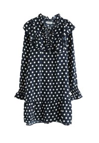 Mørkeblå kjole med hvide prikker, der har en flæset halsudskæring og ærmer, lagdelt nederste kant og tekstureret, letvægtsstof.