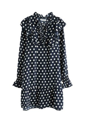 Abito blu navy con pois bianchi, con scollatura e maniche arricciate, orlo a strati e tessuto leggero e texturizzato.